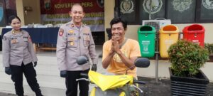 Motor Yang Sudah Terparkir di Trotoar Selama 3 Hari, Di Kembalikan Lagi Kepada Pemiliknya Oleh Polsek Pulogadung