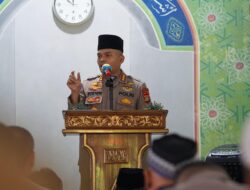 Kapolres Metro Bekasi Salurkan 25 Mushaf Al-Qur’an di Masjid Raya At-Tauhid