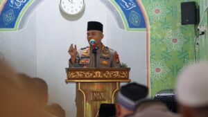 Kapolres Metro Bekasi Salurkan 25 Mushaf Al-Qur’an di Masjid Raya At-Tauhid