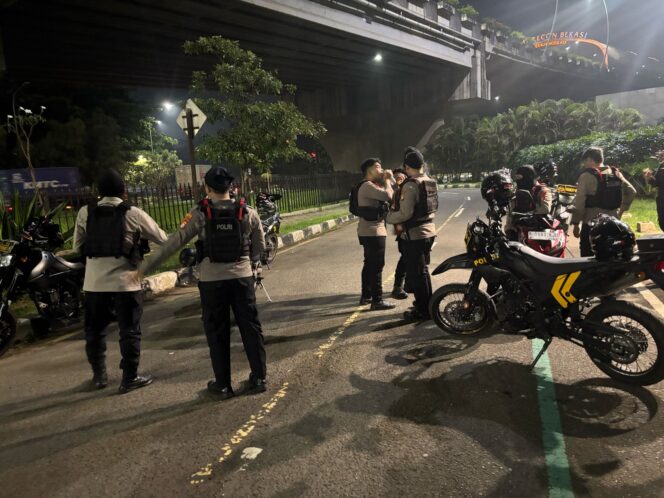 
					Patroli Gabungan Skala Besar, Polres Metro Bekasi Kota Ciptakan Rasa Aman Warga