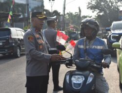 Polres Muara Enim Semarakkan HUT RI ke-80, Bagikan 100 Bendera Merah Putih kepada Pengguna Jalan