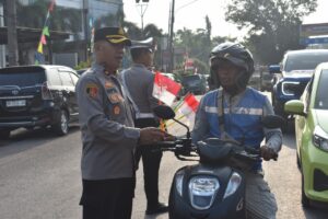Polres Muara Enim Semarakkan HUT RI ke-80, Bagikan 100 Bendera Merah Putih kepada Pengguna Jalan