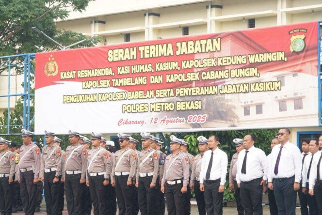 
					Kapolres Metro Bekasi Pimpin Sertijab, Pengukuhan, dan Kenal Pamit Pejabat Baru di Gedung Promoter