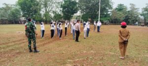 Sinergi TNI-Polri, Bhabinkamtibmas dan Babinsa Jatisampurna Latih Paskibra Sambut HUT RI ke-80