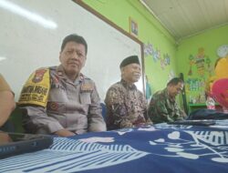 Sinergi Bhabinkamtibmas dan Babinsa Dukung Sosialisasi Penggabungan Dua SDN di Jakasampurna