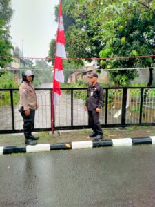 Bhabinkamtibmas Kelurahan Margahayu Pantau Kondisi Genangan Air, Situasi Aman