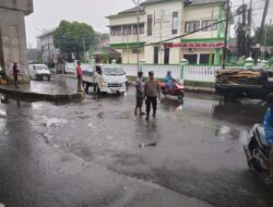 Polsek Rawalumbu Pantau Genangan Air di Bojong Menteng