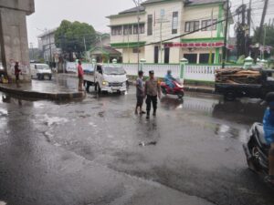 Polsek Rawalumbu Pantau Genangan Air di Bojong Menteng