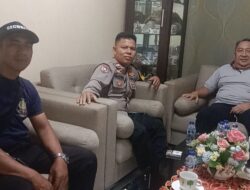 Bhabinkamtibmas Jatiluhur Jalin Silaturahmi dan Ajak Warga RW 08 Bersinergi Jaga Kamtibmas