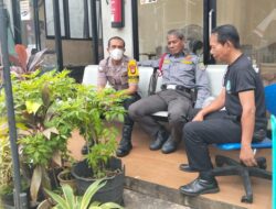 Bhabinkamtibmas Jatiwarna Sambangi Pos Security PMI, Ingatkan Warga Perkuat Keamanan Lingkungan