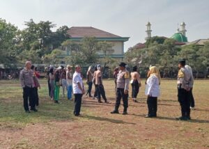 Bhabinkamtibmas dan Babinsa Jatisampurna Latih Paskibra Sambut HUT RI ke-80