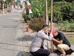 Bhabinkamtibmas Ajak Warga Desa Muara Harapan Semarakkan Kemerdekaan dengan Memasang Bendera Merah Putih