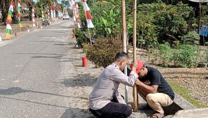 
					Bhabinkamtibmas Ajak Warga Desa Muara Harapan Semarakkan Kemerdekaan dengan Memasang Bendera Merah Putih