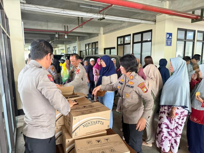 
					Polres Metro Bekasi Kota Gelar Gerakan Pangan Murah, Warga Antusias