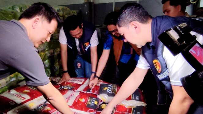 
					Polda Metro Jaya Sidak Gudang Beras, Temukan 90 Ton Stok di PT Belitang Panen Raya