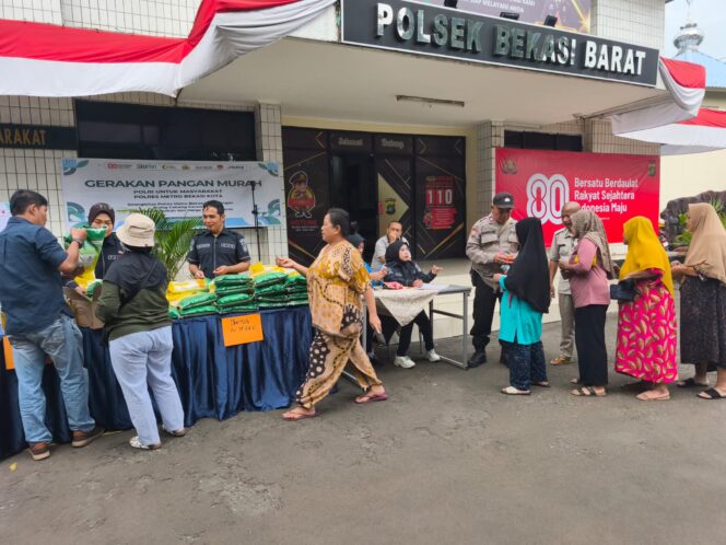
					Polsek Bekasi Barat Gelar Gerakan Pangan Murah, Tawarkan Sembako dengan Harga Terjangkau