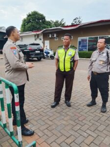 Bhabinkamtibmas Mustikasari Patroli ke Perumahan Family Urban, Ajak Satpam Tingkatkan Kewaspadaan