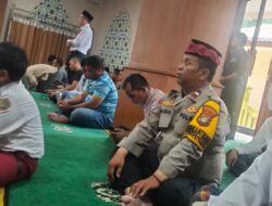 Amankan Ibadah, Bhabinkamtibmas Margahayu Pantau Sholat Jumat di Masjid Al-Fauz
