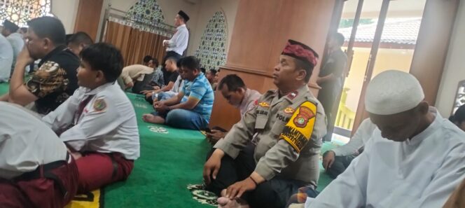 
					Amankan Ibadah, Bhabinkamtibmas Margahayu Pantau Sholat Jumat di Masjid Al-Fauz