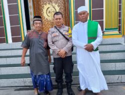 Pererat Silaturahmi, Bhabinkamtibmas Sumurbatu Sholat Jumat Bersama Warga