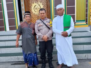 Pererat Silaturahmi, Bhabinkamtibmas Sumurbatu Sholat Jumat Bersama Warga
