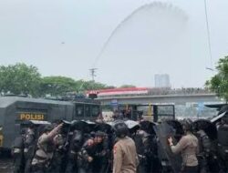 Aparat Bubarkan Demo Di DPR, Semprotan Water Cannon Dan Gas Air Mata