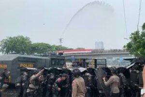 Aparat Bubarkan Demo Di DPR, Semprotan Water Cannon Dan Gas Air Mata