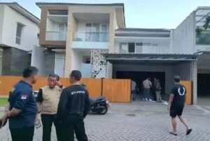 Rumah Artis Dan Anggota DPR Nafa Urbach Di Geruduk Massa
