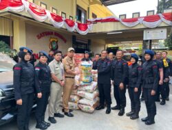 Peduli Warga, Brimob Polda Metro Jaya Salurkan Bantuan Sembako Pasca Kerusuhan di sekitar Mako Brimob Kwitang