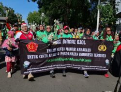 Bagikan Ribuan Mawar Untuk Anggota Polri dan TNI di Monas, Komunitas Ojol Tidak Mau Terprovokasi