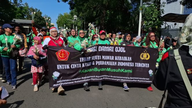 
					Bagikan Ribuan Mawar Untuk Anggota Polri dan TNI di Monas, Komunitas Ojol Tidak Mau Terprovokasi