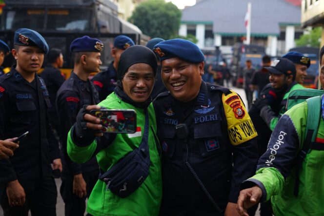 
					Aksi Damai Ojol peluk dan salami Brimob Kwitang, Wujud Keakraban