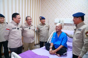 Anggota Brimob Korban Kerusuhan Pasca Aksi Unjuk Rasa Dijenguk Oleh Mantan Kapolri dan PKBB