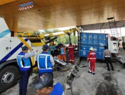 Truk Kontainer Tabrak Gerbang Tol Ciawi 2