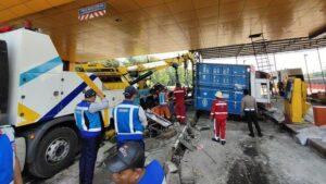 Truk Kontainer Tabrak Gerbang Tol Ciawi 2