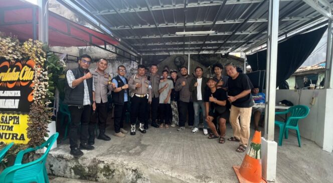 
					Empati Personel Polda Metro Jaya, Sambangi Rumah Duka Alm. Affan Kurniawan di Menteng