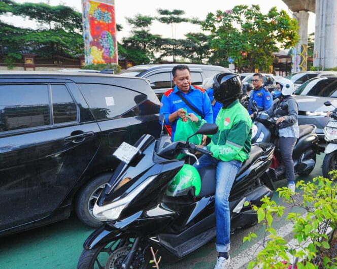 
					Buruh KSPSI dan Polri Adakan Bakti Sosial, Ratusan Paket Sembako Dibagikan kepada Warga