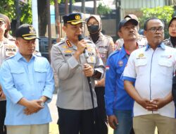 Wali Kota dan Kapolres Metro Depok Bersama Buruh Canangkan Deklarasi Damai dan Bersihkan Pos Lantas yang Dirusak