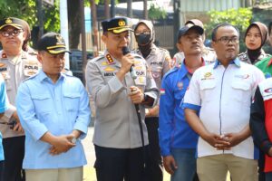 Wali Kota dan Kapolres Metro Depok Bersama Buruh Canangkan Deklarasi Damai dan Bersihkan Pos Lantas yang Dirusak