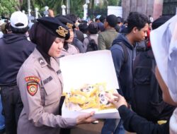 Layani Demonstran, Polisi di DPR Sediakan Roti, Air Mineral, dan Layanan Medis