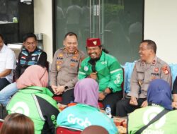 Jaga Kamtibmas, Polres Metro Bekasi dan Komunitas Ojol Jalin Kebersamaan Lewat Kegiatan Sosial