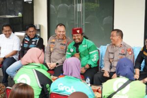 Jaga Kamtibmas, Polres Metro Bekasi dan Komunitas Ojol Jalin Kebersamaan Lewat Kegiatan Sosial