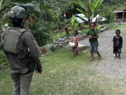 Tebar Keceriaan, Satgas Damai Cartenz Bermain Bola Bersama Anak-anak Puncak Jaya