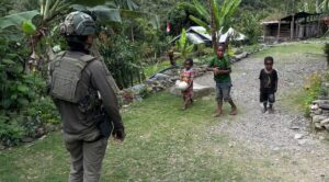 Tebar Keceriaan, Satgas Damai Cartenz Bermain Bola Bersama Anak-anak Puncak Jaya