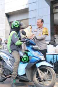 Polda Metro Jaya Bagikan Helm dan Sembako untuk Pengemudi Ojek Online