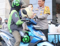 Polda Metro Jaya Bagikan Helm dan Sembako untuk Pengemudi Ojek Online