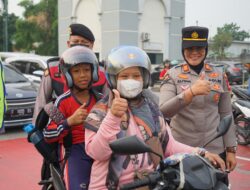 Hari Jadi Polwan ke-77, Kapolres Metro Bekasi Gelar Yanmas Pagi di TL Pos Lantas Jurong, Bagikan Bingkisan