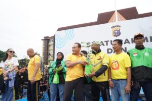 Perkuat Silaturahmi, Polisi dan Ojol Olahraga hingga Makan Bersama di Polda Riau