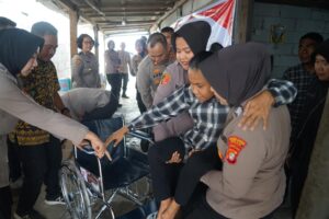 Hari Jadi Polwan ke-77: Wakapolres Metro Bekasi Serahkan Kursi Roda untuk Rohati, Penyandang Disabilitas di Tarumajaya