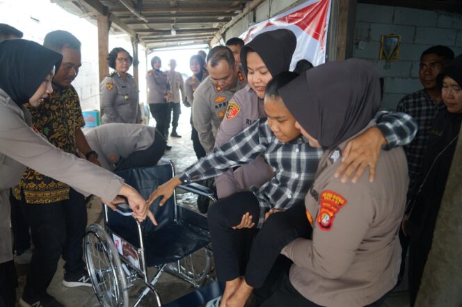 
					Hari Jadi Polwan ke-77: Wakapolres Metro Bekasi Serahkan Kursi Roda untuk Rohati, Penyandang Disabilitas di Tarumajaya